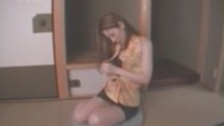 まどか榎本は、床の上に自分自身を快楽 まどか榎本は、床の上に自分自身を快楽