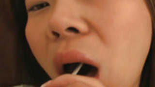 彼女はセクシーな意地の悪い女だかのようにそのキャンディーを舐め 彼女はセクシーな意地の悪い女だかのようにそのキャンディーを舐め