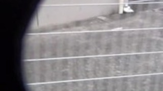 日本の女の子は、公共の場でおしっこを保持することはできません