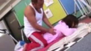 Nazuna Otoiは、彼女の穴のそれぞれにコックを受け取ります Nazuna Otoiは、彼女の穴のそれぞれにコックを受け取ります