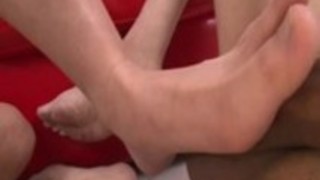 コックと一緒に遊んでいる間、若い人形木の葉は威勢が見えます コックと一緒に遊んでいる間、若い人形木の葉は威勢が見えます