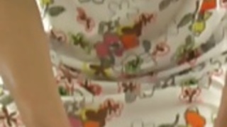 アジアのふしだらな女は、コックにつかみ、クローズアップでそれをwanks アジアのふしだらな女は、コックにつかみ、クローズアップでそれをwanks