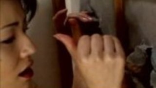 舞は2栄光の穴の真ん中にコックを吸います 舞は2栄光の穴の真ん中にコックを吸います