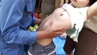 小柄日本の赤ん坊は、屋外で指 小柄日本の赤ん坊は、屋外で指