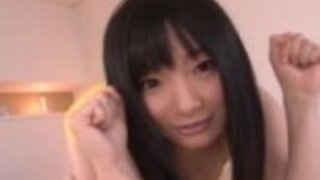 ひな前田は、彼女の穴をクラックするために2つのハンクを取得します ひな前田は、彼女の穴をクラックするために2つのハンクを取得します