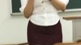 パンチラパンティーショットを避けることができない短すぎるミニスカートで日本人教師! パンチラパンティーショットを避けることができない短すぎるミニスカートで日本人教師!