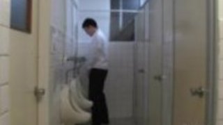 無実の学校の女の子は、余分な信用のためのフェラチオと手の仕事を与えます 無実の学校の女の子は、余分な信用のためのフェラチオと手の仕事を与えます