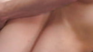 背中の犬の様式から犯されたアジアの雌犬 背中の犬の様式から犯されたアジアの雌犬