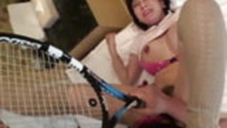 テニスラケットで無修正の日本人熟女 テニスラケットで無修正の日本人熟女