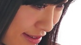 おもちゃに新鮮な若い日本人ティーン おもちゃに新鮮な若い日本人ティーン