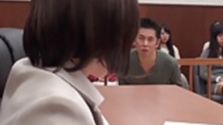 法廷で手ジョブを有するアジア弁護士 法廷で手ジョブを有するアジア弁護士