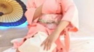 アキラ一ノ瀬は、口の中に着物やへまの下でバイブレーターを取得します アキラ一ノ瀬は、口の中に着物やへまの下でバイブレーターを取得します