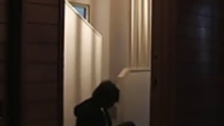 デュードは、ホテルの部屋でふしだらな女に吸い込ま彼のポールを取得します デュードは、ホテルの部屋でふしだらな女に吸い込ま彼のポールを取得します