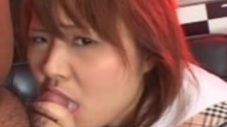 アジアのクスクス笑うのティーンは、上で吸うコックを持っています アジアのクスクス笑うのティーンは、上で吸うコックを持っています