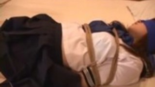アジアの学校の女の子は、緊縛驚き縛られます アジアの学校の女の子は、緊縛驚き縛られます