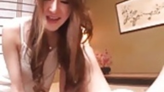 舞城崎は巨根の上に彼女の唇で驚かせます 舞城崎は巨根の上に彼女の唇で驚かせます