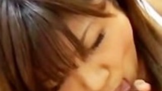 かわいい日本の十代は、ホットフェラを与え、兼で遊びます かわいい日本の十代は、ホットフェラを与え、兼で遊びます