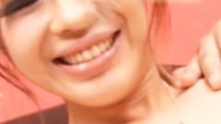 アジアのMILFは彼女と遊ぶのが彼女の男の子のおもちゃを取得します アジアのMILFは彼女と遊ぶのが彼女の男の子のおもちゃを取得します