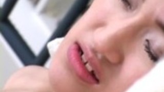 アジアのかわいいティーンは彼女の白いベッドで性交を持っています アジアのかわいいティーンは彼女の白いベッドで性交を持っています