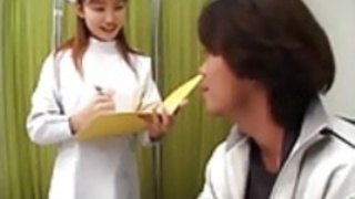 リナは、口の中や猫にコックを取ります リナは、口の中や猫にコックを取ります