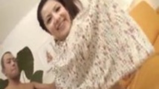 セクシーなアジアのリナ小泉は、振動子のための毛深い陰部を公開 セクシーなアジアのリナ小泉は、振動子のための毛深い陰部を公開