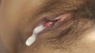 若いアジアのベイブは、クリーム満たされた猫を受け取ります 若いアジアのベイブは、クリーム満たされた猫を受け取ります