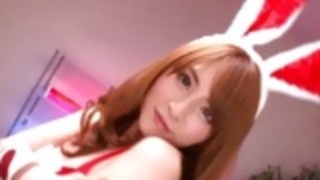 ソファの上に開けられたウサギの耳を持つ日本の可愛い人 ソファの上に開けられたウサギの耳を持つ日本の可愛い人