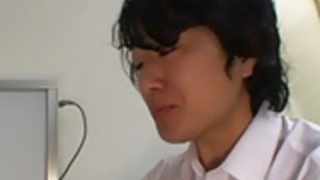 ベイブは彼女の小さなおっぱいがキスをし、女はスタッドによってなめ取得します ベイブは彼女の小さなおっぱいがキスをし、女はスタッドによってなめ取得します