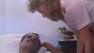 キャスリン・ムーア、シャロン・ケリー、ヴィンテージポルノシーンでカレン夏 キャスリン・ムーア、シャロン・ケリー、ヴィンテージポルノシーンでカレン夏