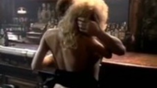 キャスリーンジェントリーは、ジョーイSilveraのは70年代にポルノはバーでシーンを作る狂った愛を示して キャスリーンジェントリーは、ジョーイSilveraのは70年代にポルノはバーでシーンを作る狂った愛を示して