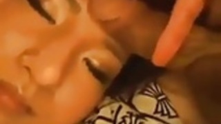 休んでいる女性でいたずらとクリームパイ 休んでいる女性でいたずらとクリームパイ