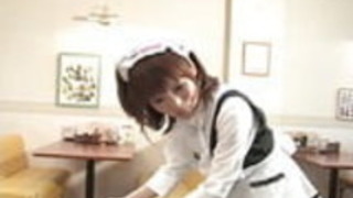 ウェイトレスの売春婦は、クライアントのハードコックを吸うために提供しています ウェイトレスの売春婦は、クライアントのハードコックを吸うために提供しています