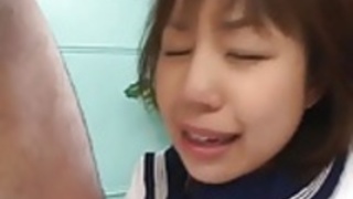 Nonokaは男性がピンクの亀裂に懸命にネジ止めされています Nonokaは男性がピンクの亀裂に懸命にネジ止めされています