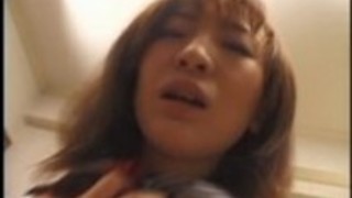 かわいい日本の女性は、その毛むくじゃらの女は、彼女の男に犯さ かわいい日本の女性は、その毛むくじゃらの女は、彼女の男に犯さ