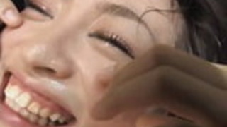 角質のアジアのベイビーは、ギャングバンのために彼女の足を広げて広げます 角質のアジアのベイビーは、ギャングバンのために彼女の足を広げて広げます