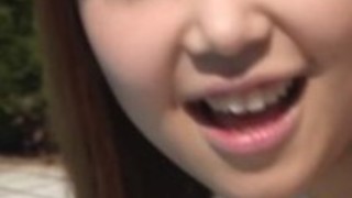 桃子は彼女の毛むくじゃらの女を脱いと示しています 桃子は彼女の毛むくじゃらの女を脱いと示しています