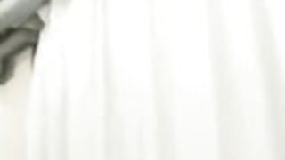 若い美しさは、クソの前に熱狂的におしっこを吸う 若い美しさは、クソの前に熱狂的におしっこを吸う