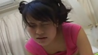 小さなおっぱいとアジアのふしだらな女は、適切犯されます 小さなおっぱいとアジアのふしだらな女は、適切犯されます