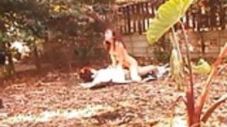 アジアの可愛い人は、いくつかの論文に庭に犯されている アジアの可愛い人は、いくつかの論文に庭に犯されている