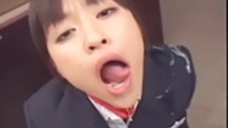 日本のティーンは、制服Bukkakedを取得します 日本のティーンは、制服Bukkakedを取得します