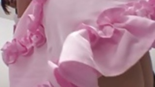 白いテディベアの耳でキューティーはソファの上で猫をfondledれます 白いテディベアの耳でキューティーはソファの上で猫をfondledれます