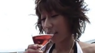 ランディブルネットは、ビーチで男のポールを吸う ランディブルネットは、ビーチで男のポールを吸う