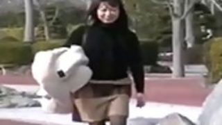 公共の場でアジアの女 公共の場でアジアの女