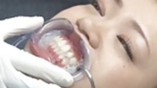 歯科医院でGulping精液 歯科医院でGulping精液