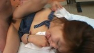 アジアの学校の女の子はコックの味を取得します アジアの学校の女の子はコックの味を取得します