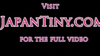 タイニー日本のティーンは、ソファの上にハード砲撃 タイニー日本のティーンは、ソファの上にハード砲撃