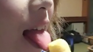 日本の女の子は壁を貫通してディックをこすり 日本の女の子は壁を貫通してディックをこすり