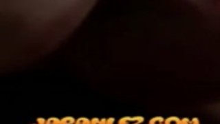 Bではベッドの上で寝ている間アジアの女の子手錠は彼女の体にキスを取得 Bではベッドの上で寝ている間アジアの女の子手錠は彼女の体にキスを取得