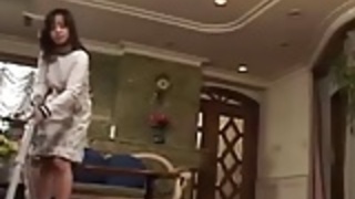 彼はホームを取得するときにアジアの主婦は夫を提供しています 彼はホームを取得するときにアジアの主婦は夫を提供しています