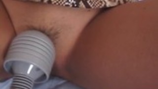 ジャップ美しさは、前戯としてのバイブレーターでpleasured毛深いビーバーを取得します ジャップ美しさは、前戯としてのバイブレーターでpleasured毛深いビーバーを取得します